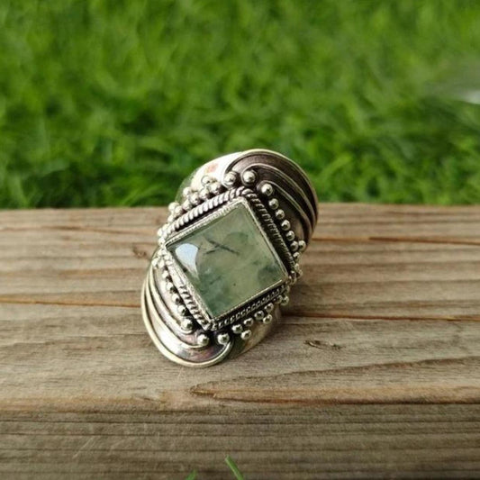 Luxurious Ring with Emerald Carving