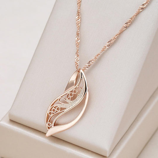 Elegant Harmonious Necklace in Gold