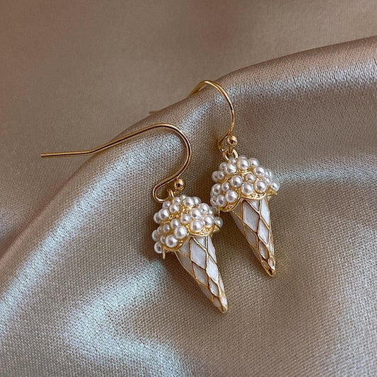 Cone-shaped earrings with pearls in gold