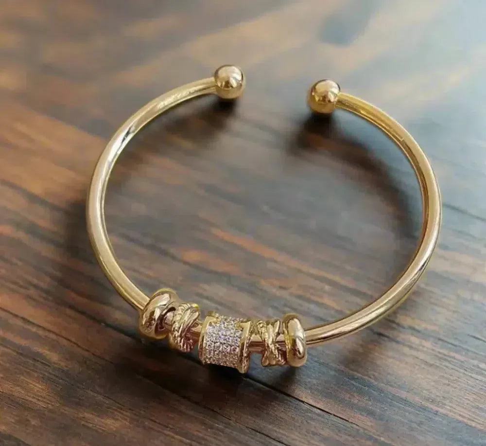 Adjustable bracelet with golden charms