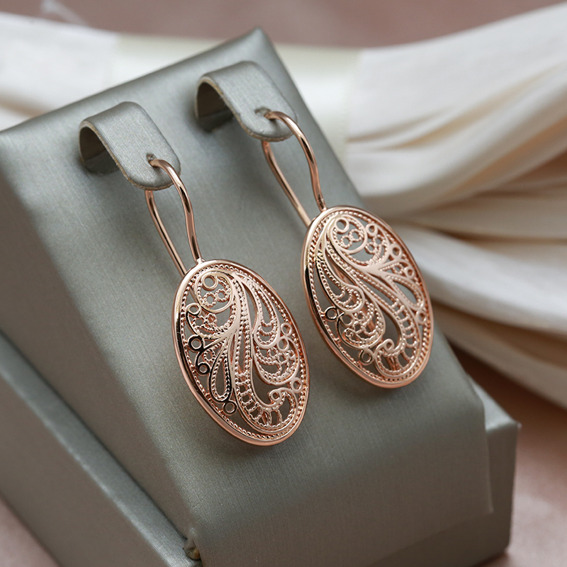 Elegant shiny earrings in gold