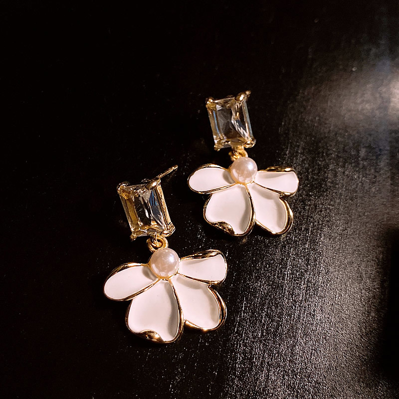 Pearl earrings with white petal