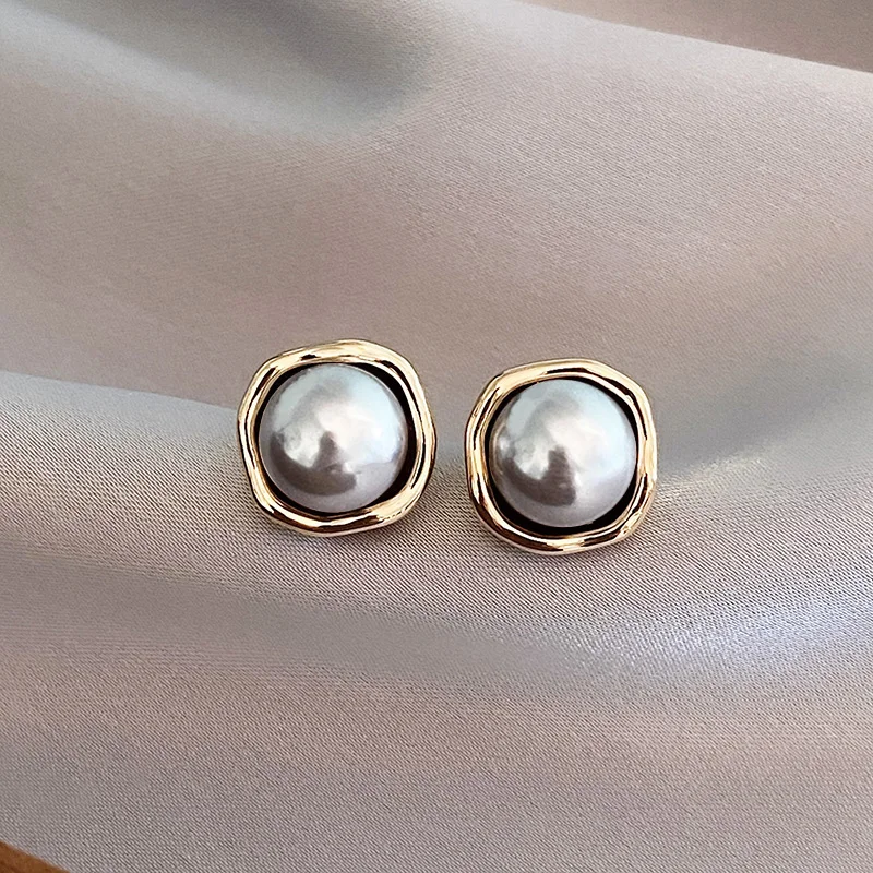 Elegant black pearl earrings