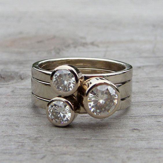 Vintage ring with triple zirconia